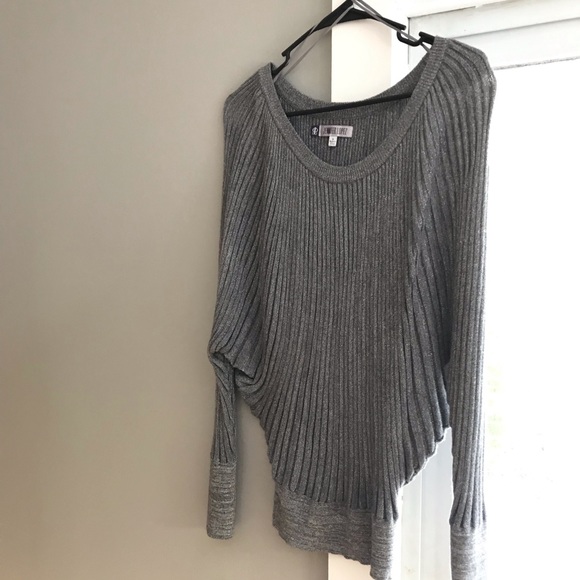 Jennifer Lopez Sweaters - Gorgeous bat wing holiday sweater! ❄️